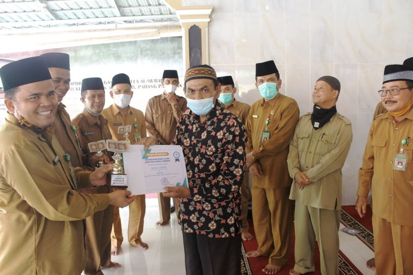Penyerahan Piala MTQ eksekutif antar kepala KUA Kecamatan se-Kabupaten Padang Pariaman